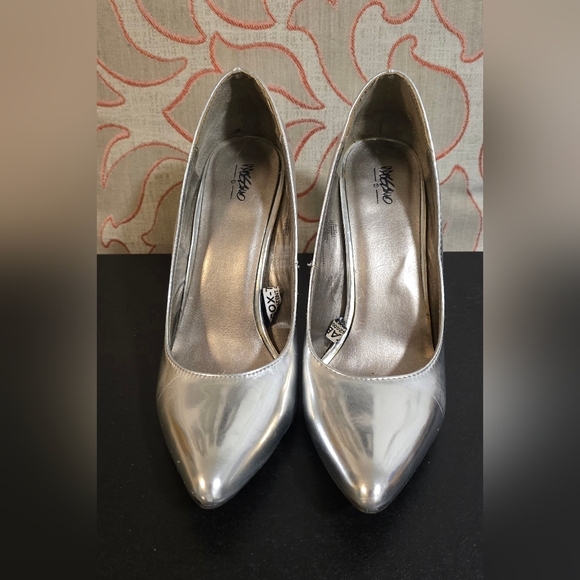 Silver Heels size 6 - Picture 2 of 5
